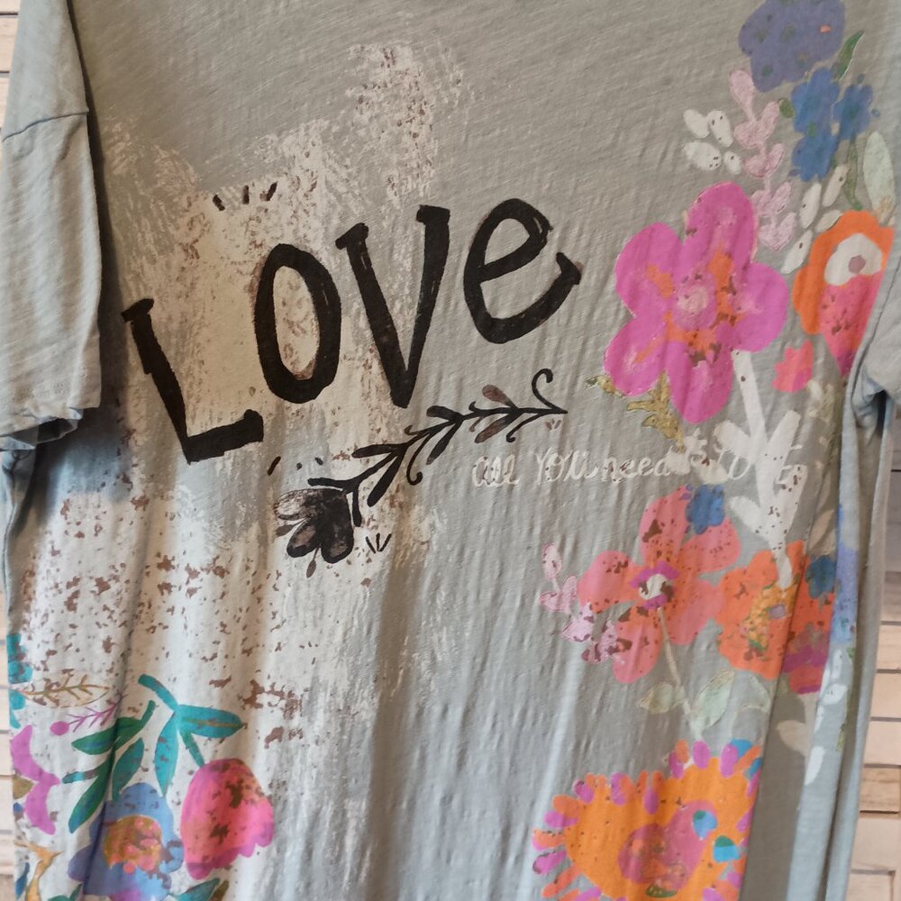 Love is all you need very long Tee - Picture 7 of 8